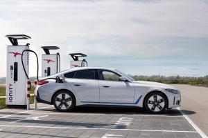 宝马i4纯电动轿跑上市 44.99万起售 续航625km